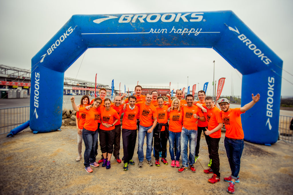 Das Run Happy-Team vom Strongmanrun 2015 am Brooks-Hindernis "Gummilicious"