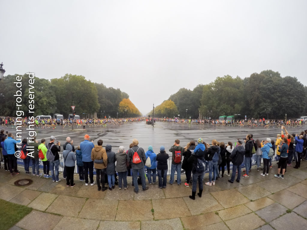 An beiden Seiten der Siegessäule strömen tausende Läufer vorbei.