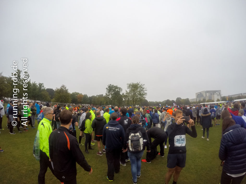 Morgens auf der Wiese vor dem Startbereich des Berlin-Marathon 2017