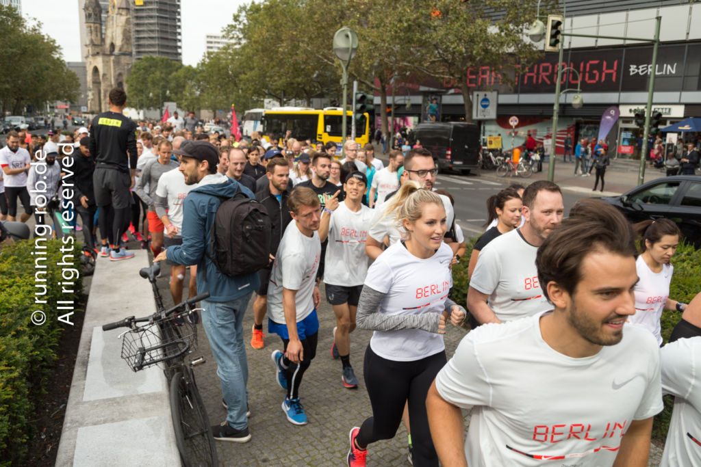 Ausgelassene Stimmung beim Nike ShakeOut Run vor dem Berlin-Marathon 2017