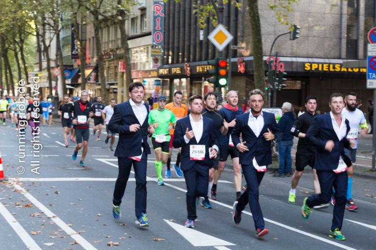 Köln Marathon 2017 - Läufer im Anzug