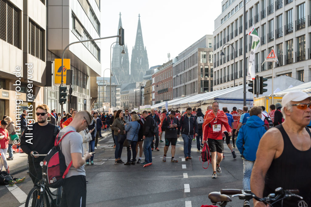 Köln Marathon 2017 - Zielbereich mit Kölner Dom im Hintergrund