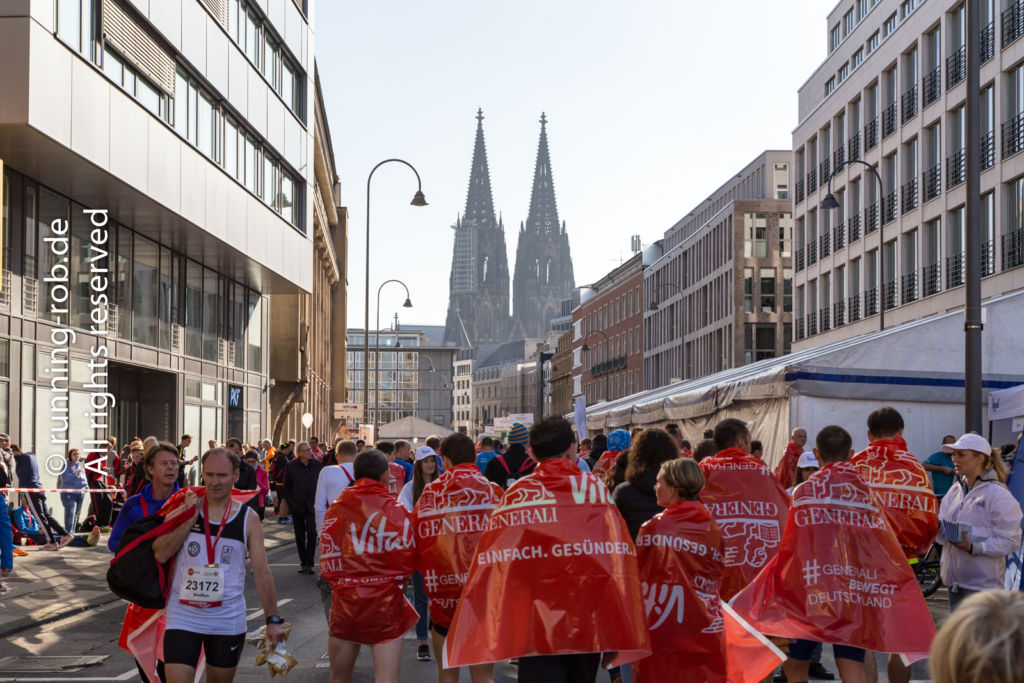 Köln Marathon 2017 - Zielbereich mit Kölner Dom im Hintergrund