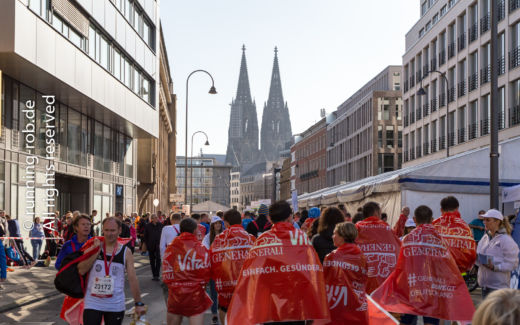 Köln Marathon 2017 - Zielbereich mit Kölner Dom im Hintergrund